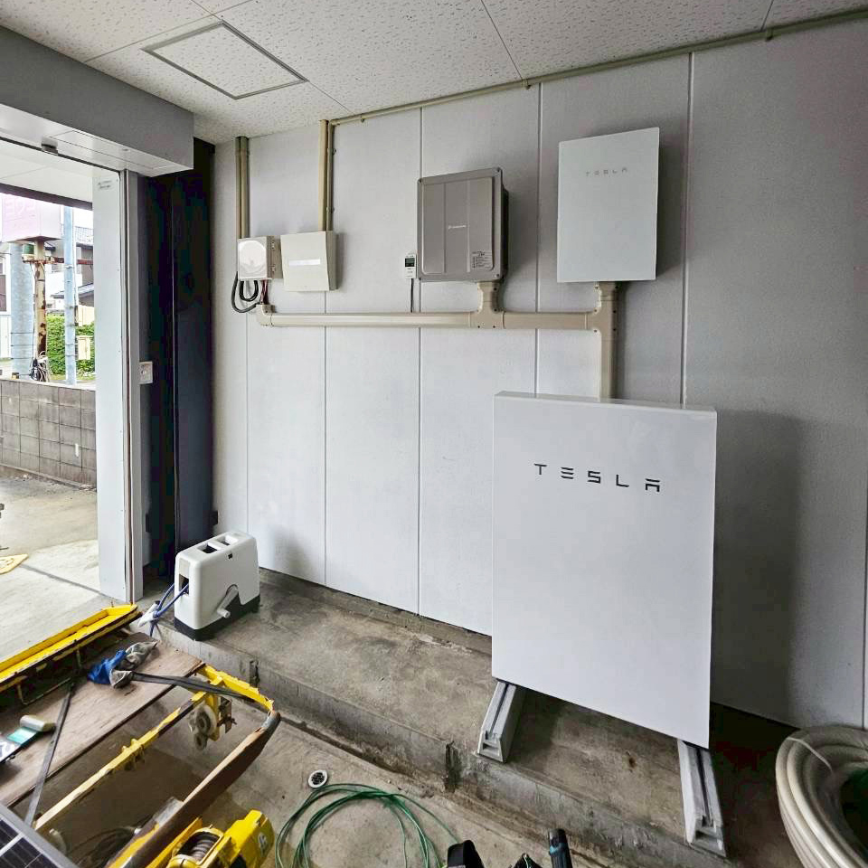 太陽光発電設備のTESLA製蓄電池