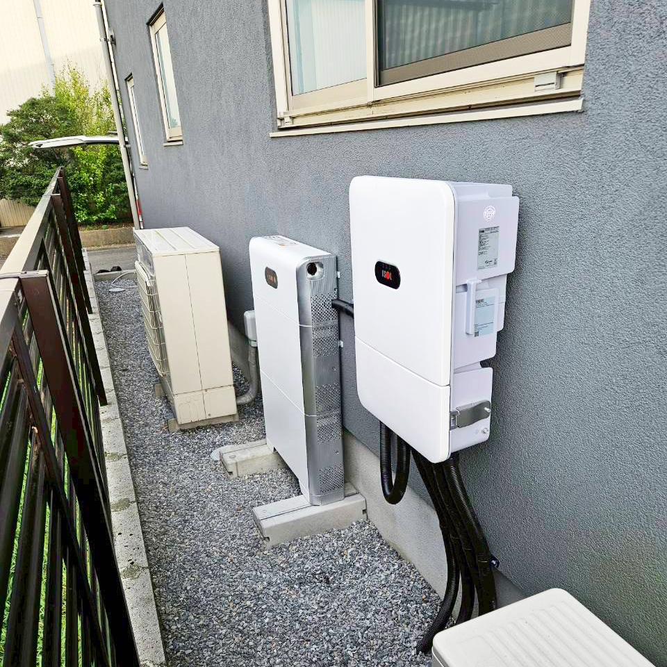 壁際のパワーコンディショナーと蓄電池