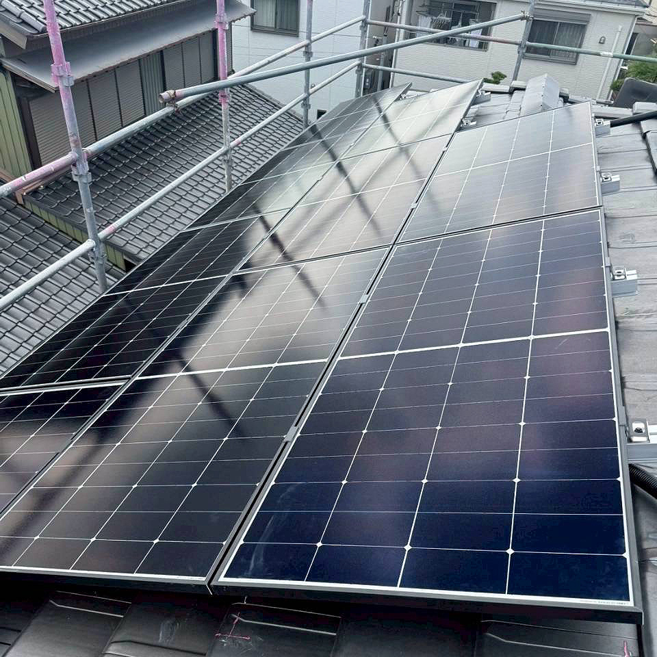 太陽光パネル設置作業の様子