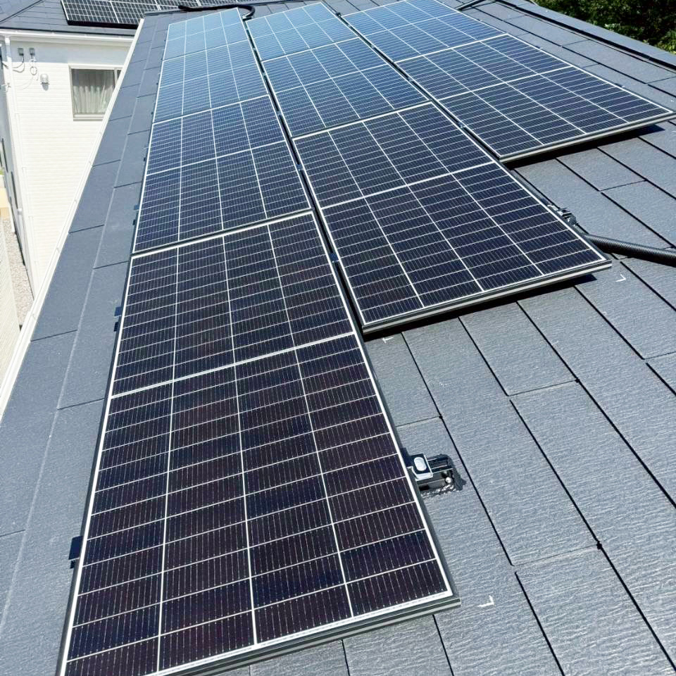 住宅屋根に設置された太陽光ソーラパネル