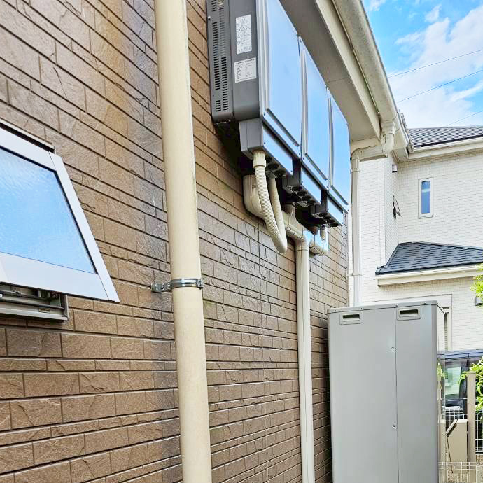 軒下に設置したパワーコンディショナー