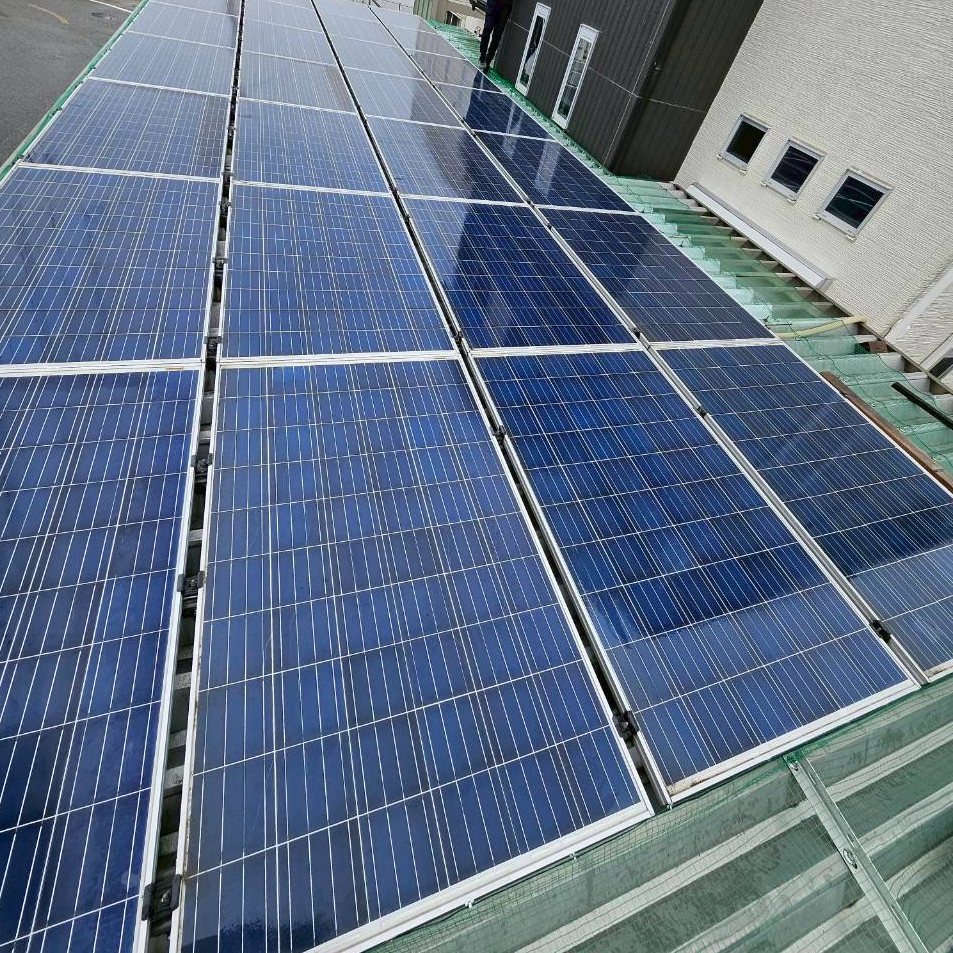 工場屋根に設置された太陽光発電システムソーラパネル
