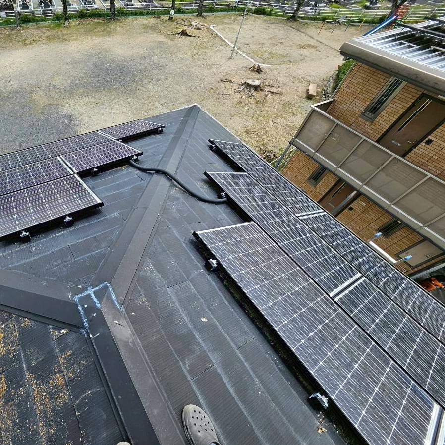 複数屋根の角度に設置したソーラパネル