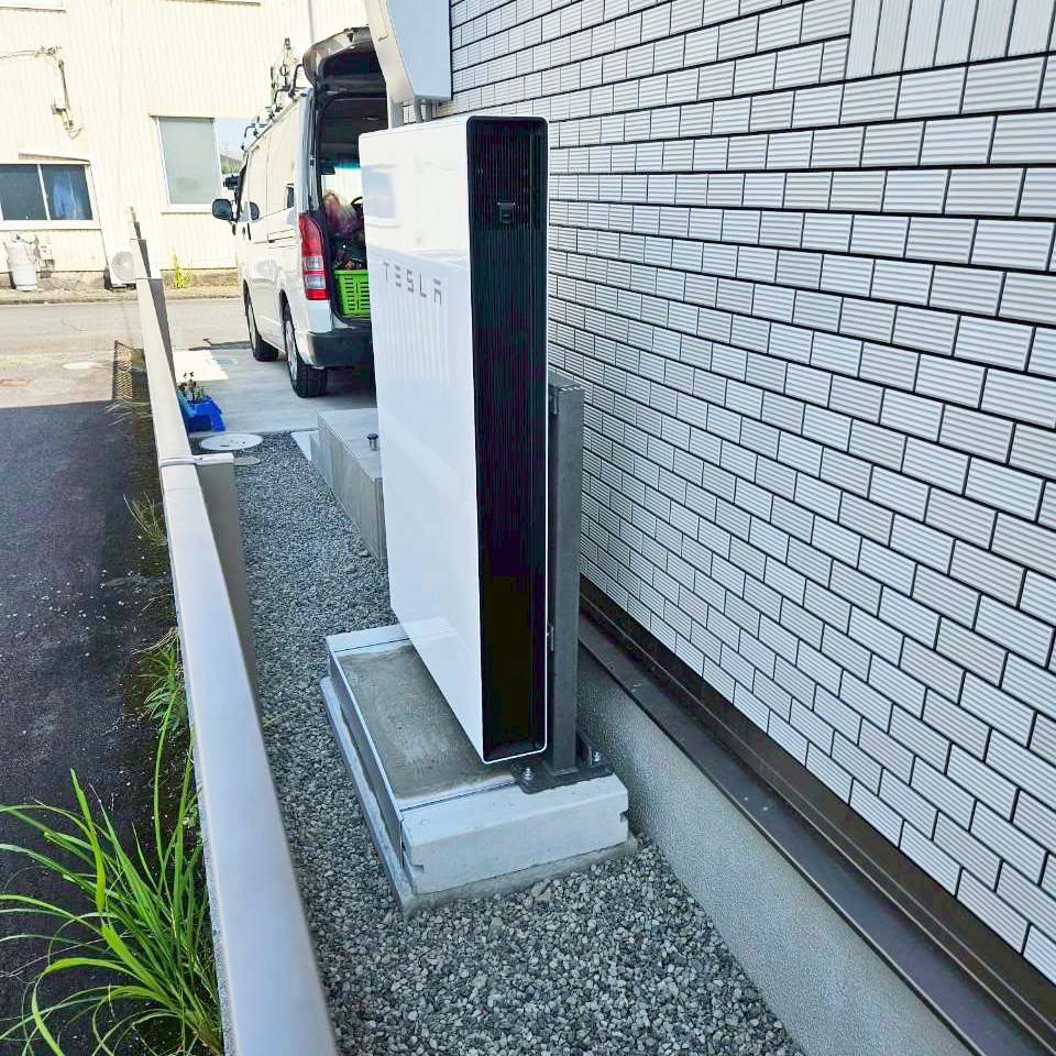 TESLA製薄型蓄電池