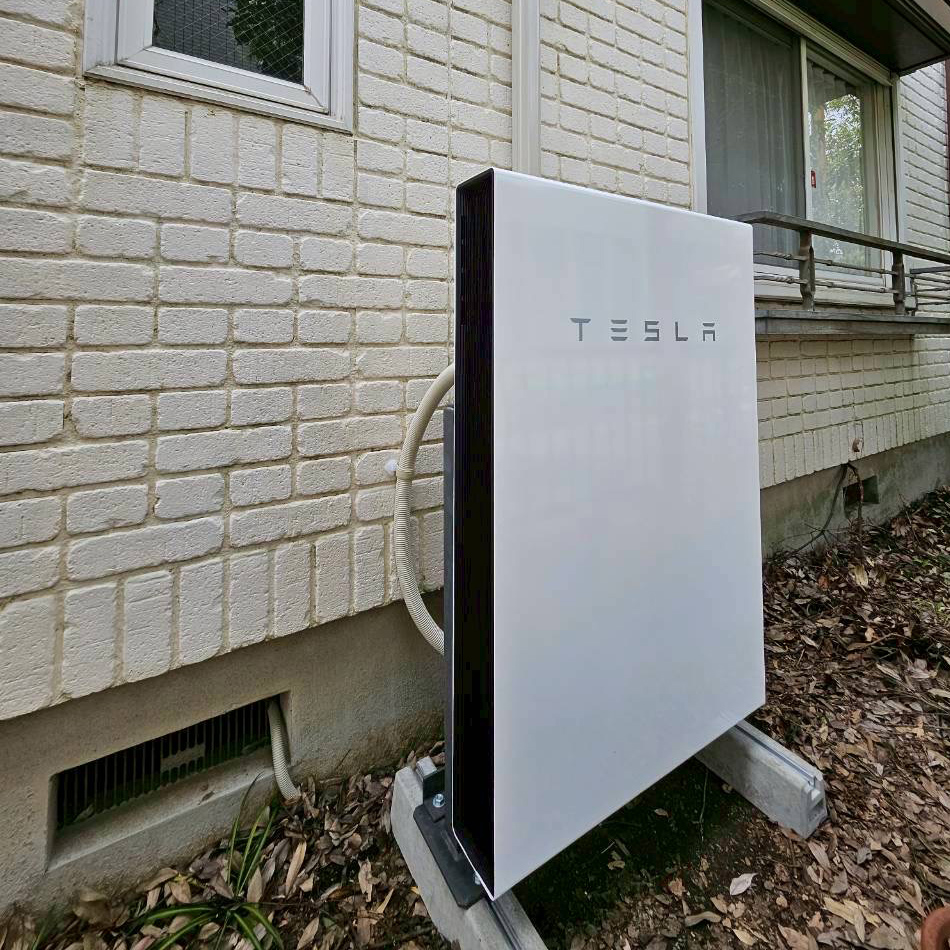 見た目もスマートなTESLA製薄型蓄電池