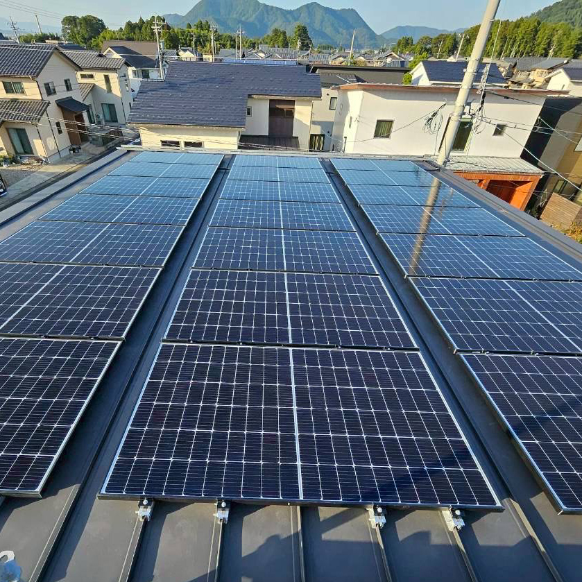 商業施設に設置された太陽光パネル事例