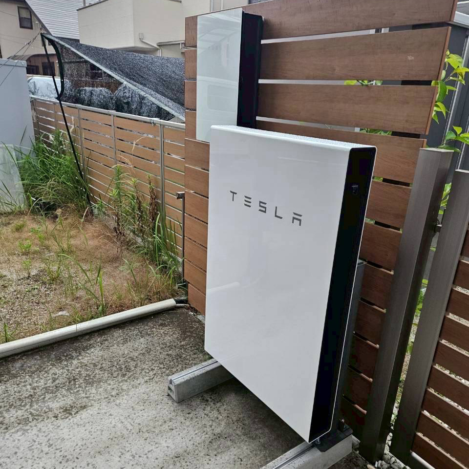 住宅用TESLA製パワーコンディショナーと蓄電池