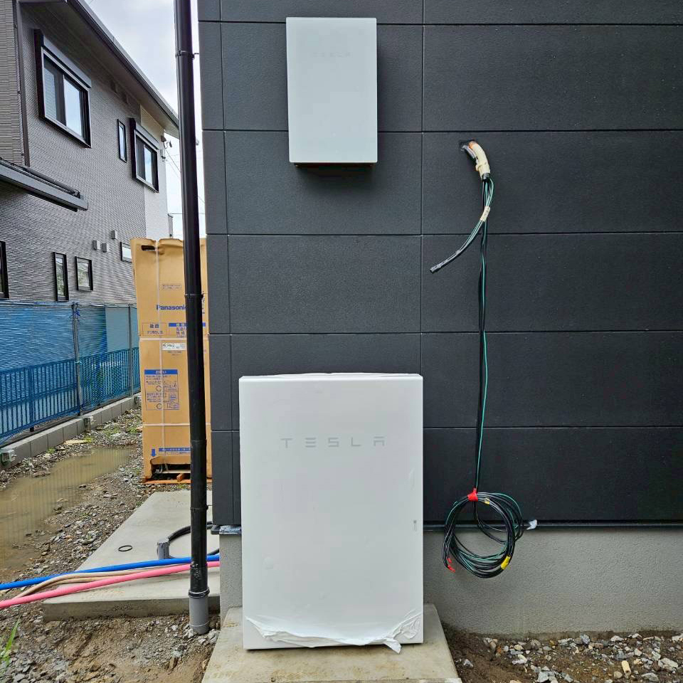 TESLA製パワーコンディショナーと蓄電池設置風景