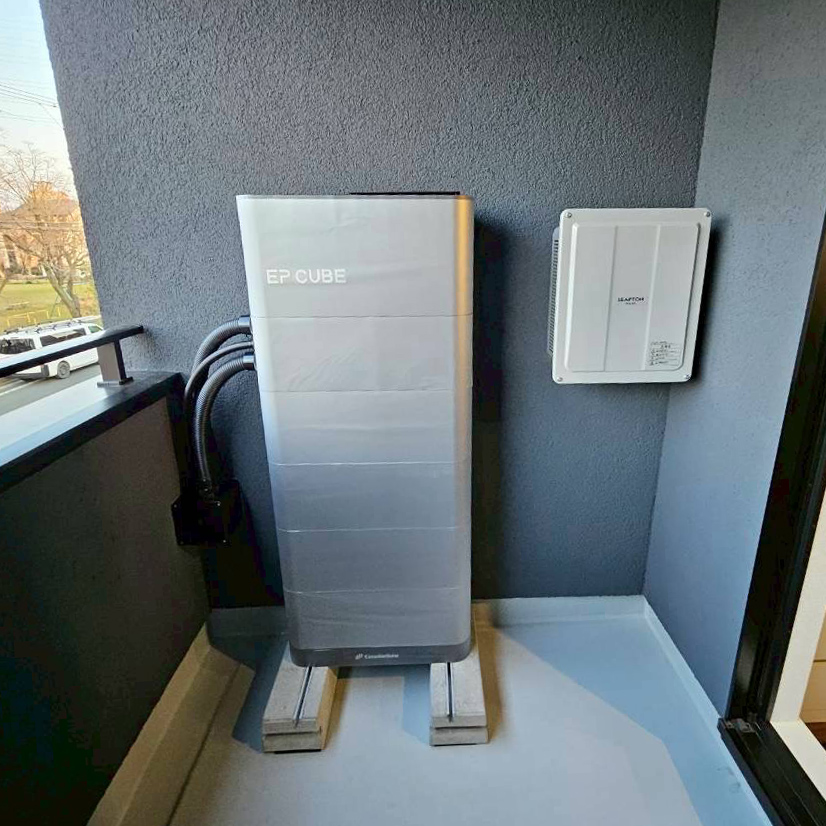 ベランダに設置したパワーコンディショナーと蓄電池